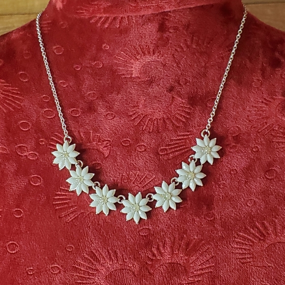 Unbranded Jewelry - 18" Silver Tone 7 White Flowers w/ Pearl Accent Necklace
